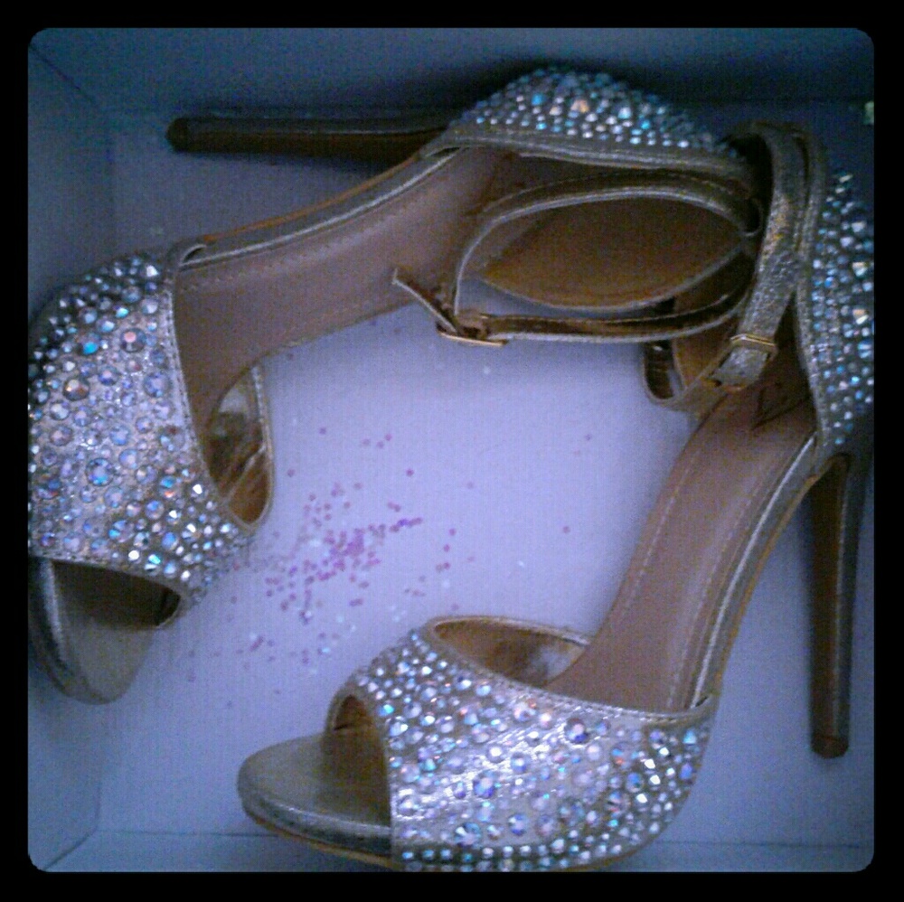 Ankle strap gold mermaid high sandal heel. Pretty!